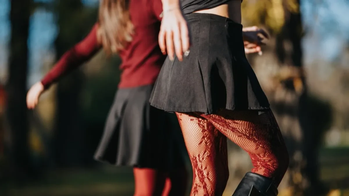 Crvene i bordo čipkane čarape će od danas nositi i ko neće: Ako ne smete na golu nogu, evo načina da izgledate jako dobro, a ništa nije provokativno