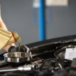 Da li je bezbedno mešati motorna ulja ili koristiti uvek jedno - evo šta svaki vozač treba da zna