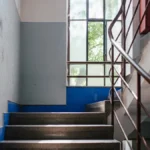 Da li smeju ormari i stvari u hodniku na poslednjem spratu - pravilo koje važi za celu zgradu
