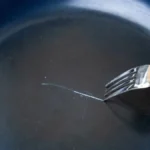 Da li teflonski tiganj posle prve ogrebotine treba da leti u kantu?