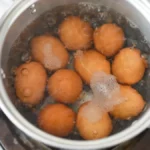 Dodajte ovaj sastojak kada kuvate jaja i ljuska će im sama spasti! U jednom potezu se odvaja
