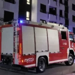 Drama u stambenoj zgradi: Zapalio se stan i krov, povređen vatrogasac (VIDEO)