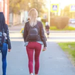 Godinama smo ih sklanjali na dno ormara, a sada se vraćaju: Ove farmerke ponovo postaju veliki hit