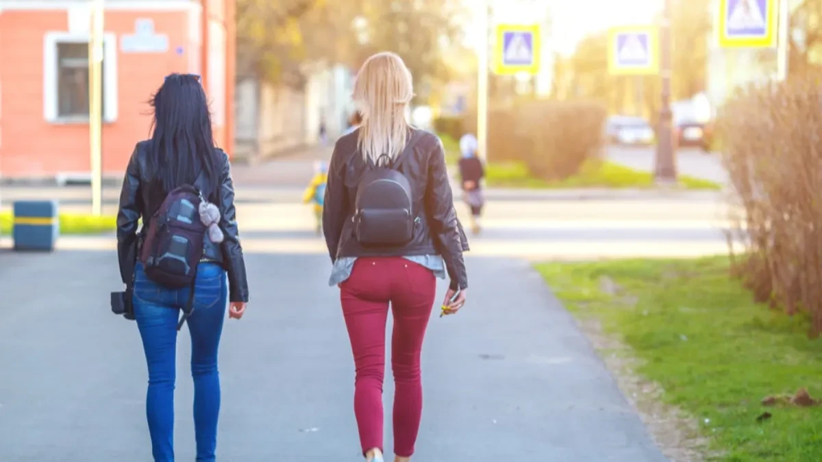 Godinama smo ih sklanjali na dno ormara, a sada se vraćaju: Ove farmerke ponovo postaju veliki hit