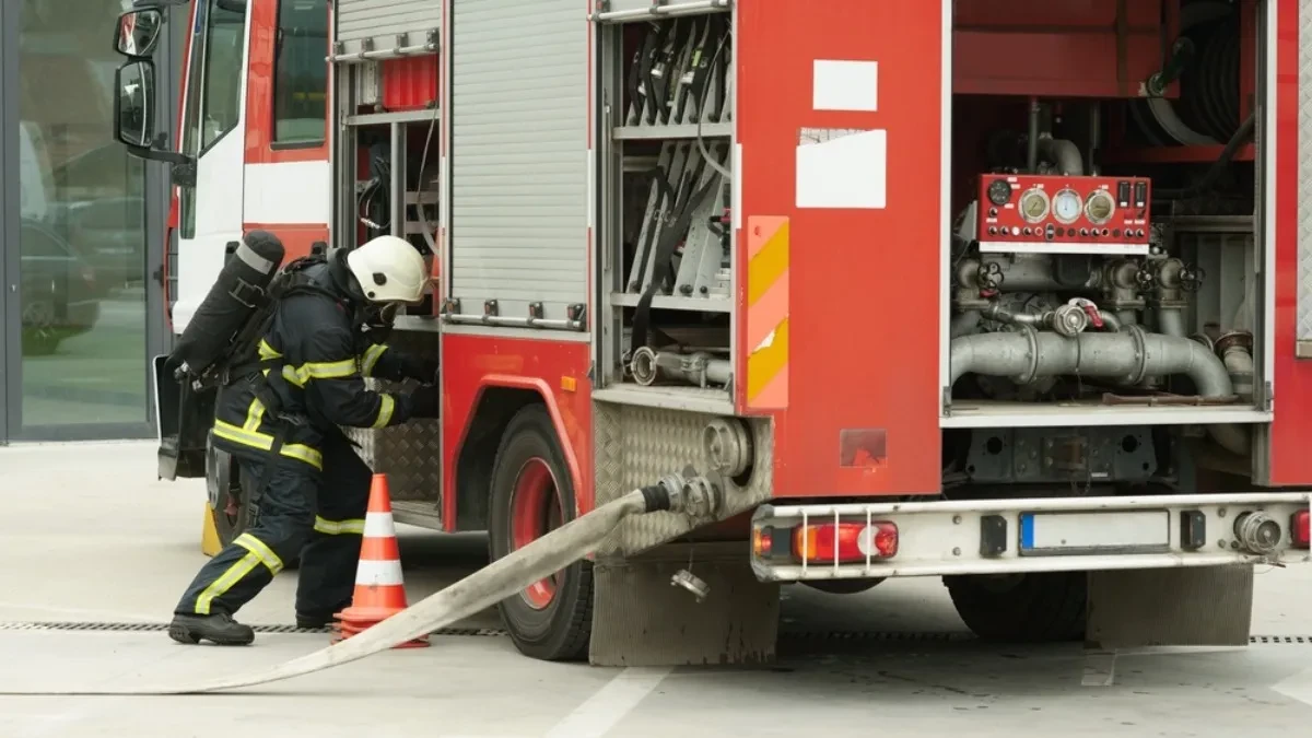 Herojski čin vatrogasaca sa Voždovca: Izneli decu iz buktinje, jedno nije disalo, a onda je počela lavovska borba za život mališana