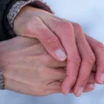 Jednostavno je, a niko ovo na njih ne stavlja, košta oko 300 dinara: Evo kako se neguju ruke tokom hladnih dana, ne pucaju uopšte