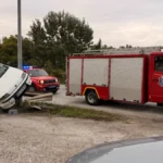 Jeziv prizor kod Čačka! „Fijat“ udario u zaštitnu ogradu, vatrogasci izvlačili povređene iz smrskanog automobila