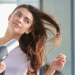 Kako da isfenirana kosa duže zadrži oblik i volumen: Trikovi za frizuru kao iz salona, ima da traje danima