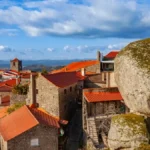 Kao da je planina pala na selo - ljudi su između džinovskih stena napravili čitave kuće