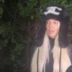Karleuša stigla na glasanje, utegla se, a na glavi skupocena kapa: Novi dečko se ne odvaja od nje (VIDEO)