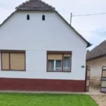 Kuća u Vojvodini prodaje se za 25.500 evra: Ima dve spavaće sobe, veliko dvorište i pomoćne objekte, a cena nije fiksna