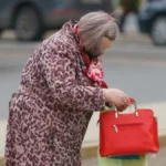 Kupila torbu i u njoj našla četiri crvene koverte - imaju snažnu simboliku i povezane su sa novcem