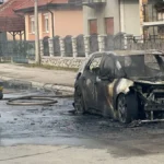 Maskirani muškarac polio skupoceni „volvo“ benzinom i zapalio ga! Vatra progutala još jedan automobil