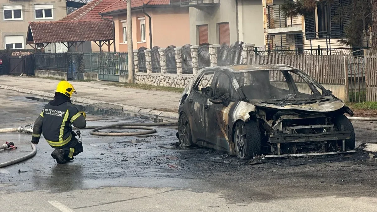 Maskirani muškarac polio skupoceni „volvo“ benzinom i zapalio ga! Vatra progutala još jedan automobil