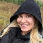 Naša voditeljka bere šipurak u rodnom selu: Pokazala lice bez trunke šminke (FOTO)