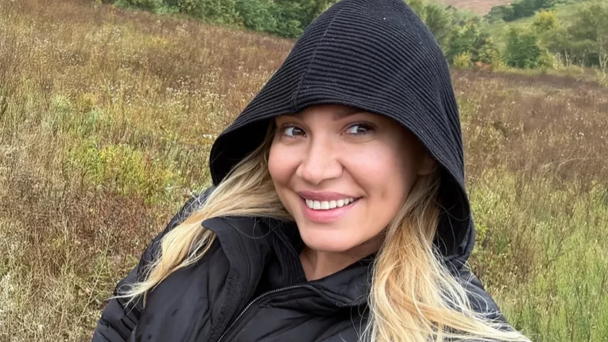 Naša voditeljka bere šipurak u rodnom selu: Pokazala lice bez trunke šminke (FOTO)