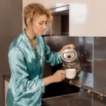 Ne da vam nadutost da zaspite? Ovaj napitak popijte pre spavanja za mirniji stomak!