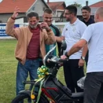 Neverovatan gest u Čačku: Fudbaleri kluba iz Trbušana svom vernom navijaču kupili novi motor
