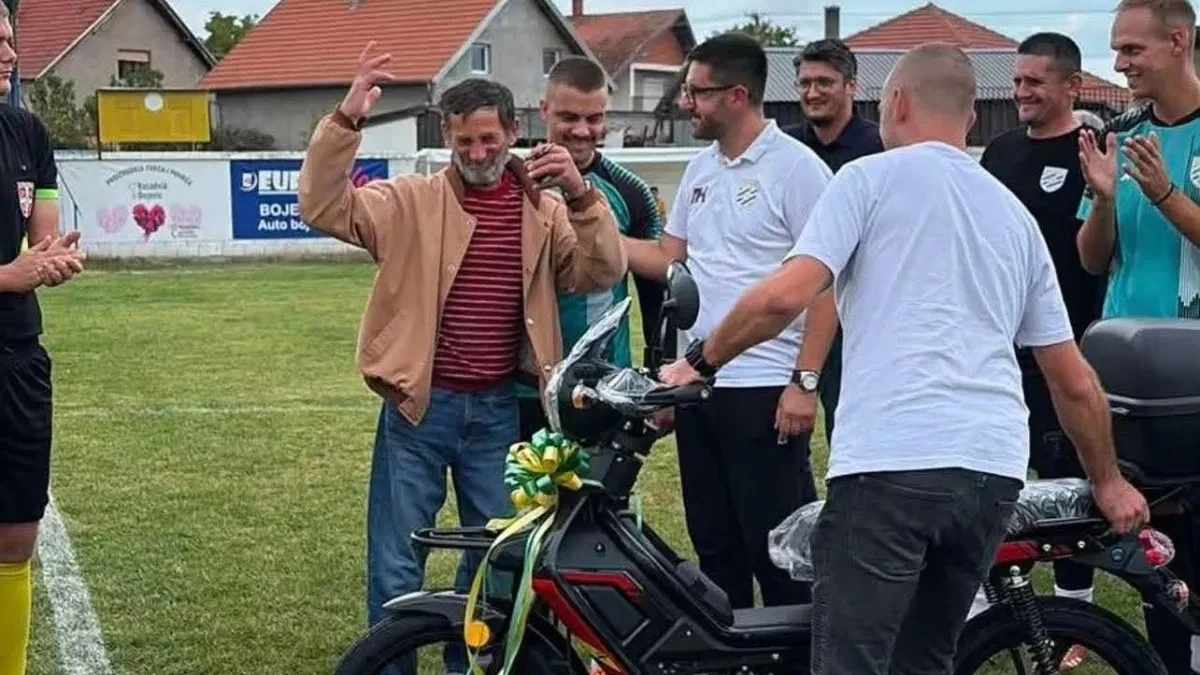 Neverovatan gest u Čačku: Fudbaleri kluba iz Trbušana svom vernom navijaču kupili novi motor