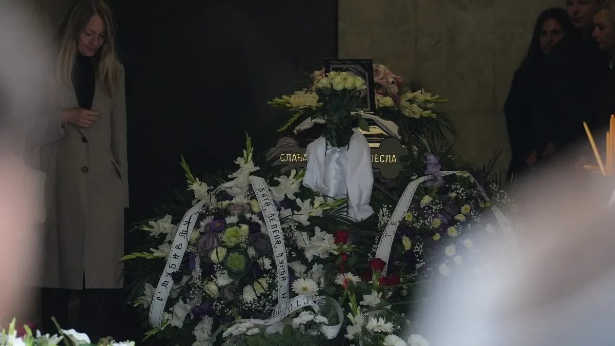 Niko ga nije prepoznao! Prisustvovao je sahrani Slađane Tesle, samo 3 poznata imena bila su na ispraćaju