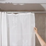 Ovo izluđuje mnoge, ali mi imamo rešenje: Trik koji sprečava zavesu za tuširanje da vam se lepi za telo