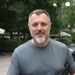 Pevač napustio