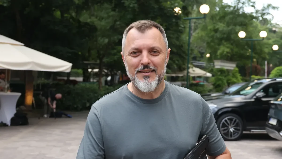 Pevač napustio