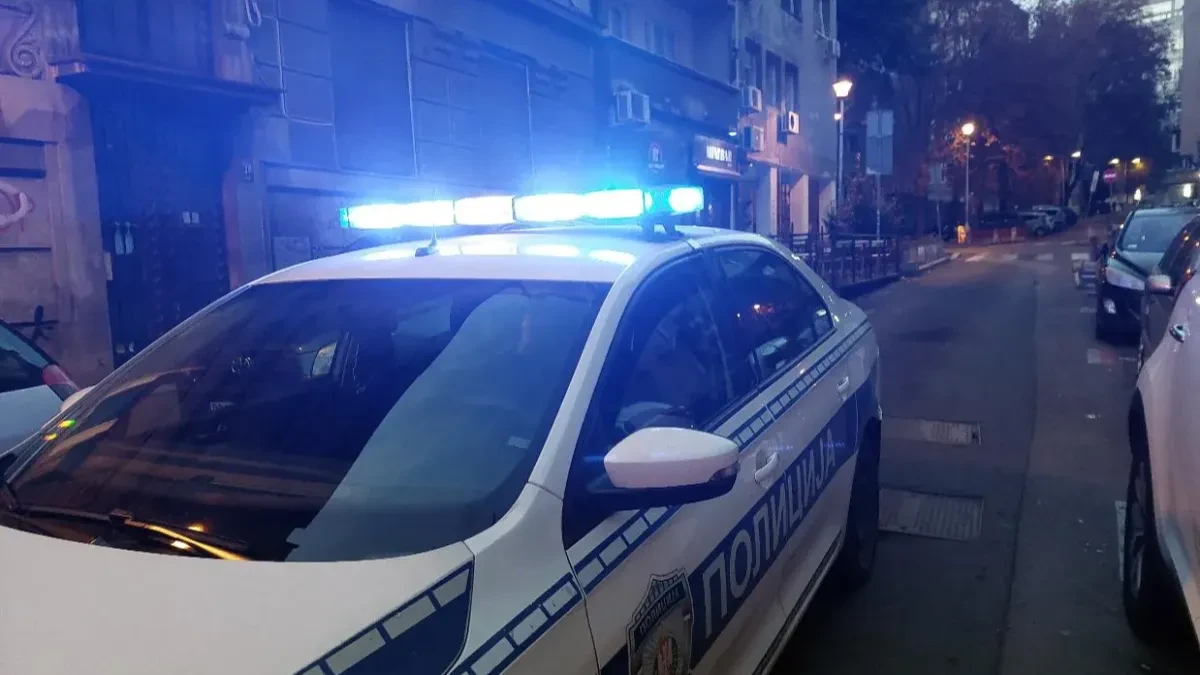 Policajac spasavao Danijela kog su izujedali stršljeni!  Onda ga posetio da vidi kako je