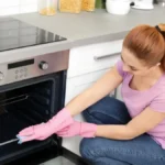 Rernu više ne ribam: Sipam ovo u posudu i masnoća se istopi sama!
