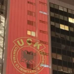 Skandal u Prištini! Zgrada vlade privremenih institucija u Prištini osvetljena u bojama zastave tzv. OVK