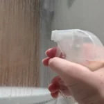 Spada sve sa stalka, kamenac sam otpada, ima da se providi: Evo kako da se tuš kabina cakli?
