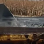 Šta je ovo na njivi? Ogroman metalni predmet zbunio meštane - nagorela olupina je odmah uklonjena a nagađanja ne prestaju
