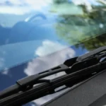 Sva kola na parkingu ispred zgrade imaju kesu preko zadnjeg brisača: Komšija Rade nam je otkrio genijalan trik, ceo komšiluk sad radi tako