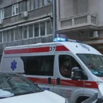 Težak sudar na Karaburmi: Više automobila oštećeno, Hitna pomoć na terenu