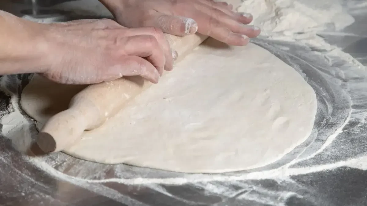 Toliko tanko da se kroz njega vidi sto: Ovako se pravi vučeno testo za domaće pite i burek (VIDEO)
