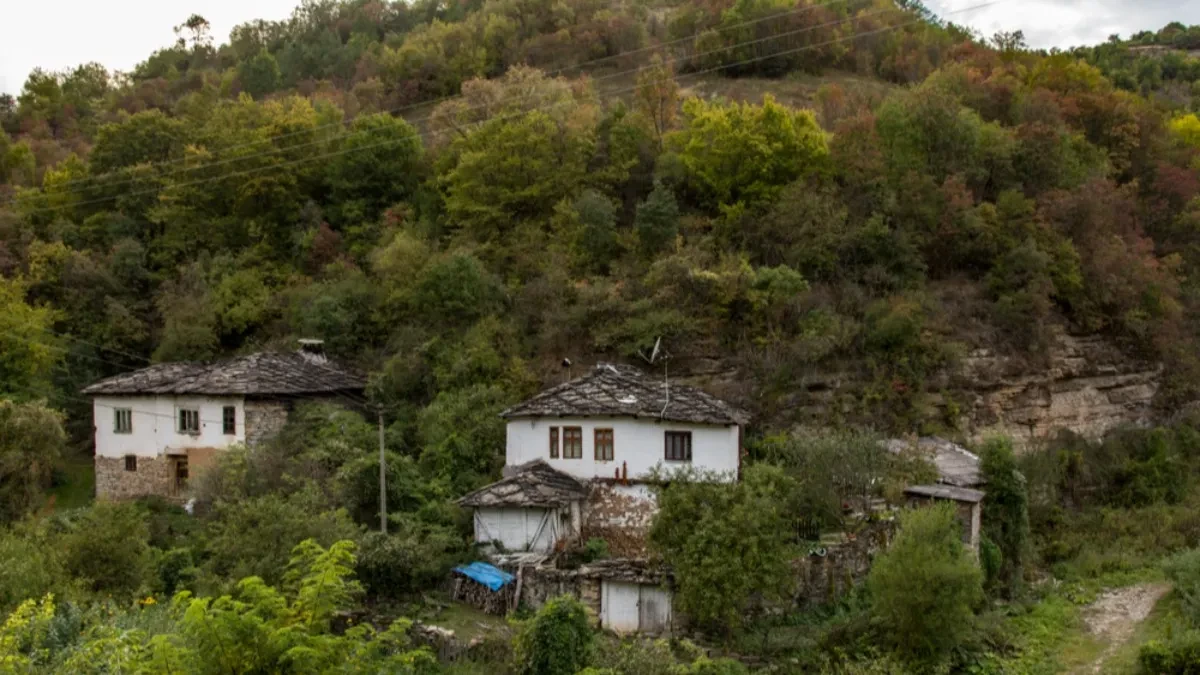 U jednom selu u Srbiji krovovi su od kamena - kuće izgledaju kao da je vreme stalo