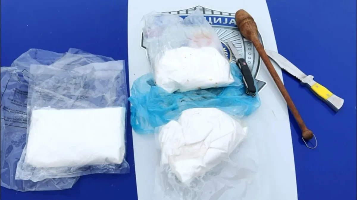 U stanu muškarca za kojim se traga pronađeno 1,2 kilograma amfetamina! Uhapšena dvojica osumnjičenih