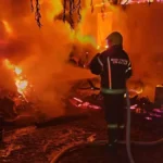 Veliki požar na izlazu iz Rume: Vatra kulja iz industrijske hale (FOTO)