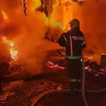 Zapalio travu u dvorištu, vatra se otrgla kontroli i progutala kuću! Vatrogasac povređen u požaru u Ripnju