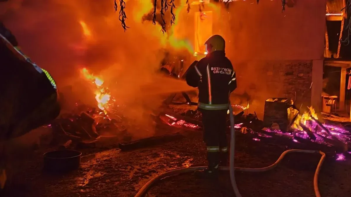 Zapalio travu u dvorištu, vatra se otrgla kontroli i progutala kuću! Vatrogasac povređen u požaru u Ripnju