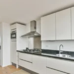 Želite moderniju kuhinju bez velikog renoviranja? Zamena fronti može da napravi razliku
