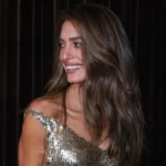 Zlato na njoj se presijava: Amal Kluni u nestvarnoj haljini sa resama očitala lekciju o glamuru!