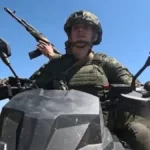 „Pobesneli Maks“ uživo! Rusi demonstrirali brutalnu silu u Sumskoj oblasti, tehnika leti u vazduh (Video)